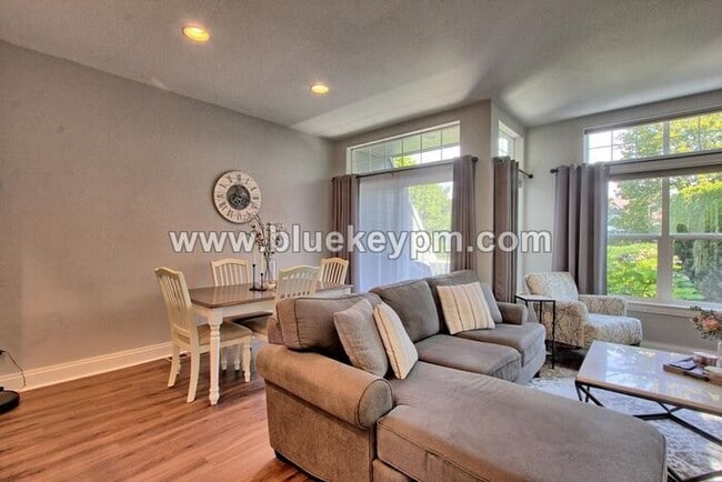 Building Photo - 2 Bed, 2.5 Baths Townhome in Beaverton Nea...