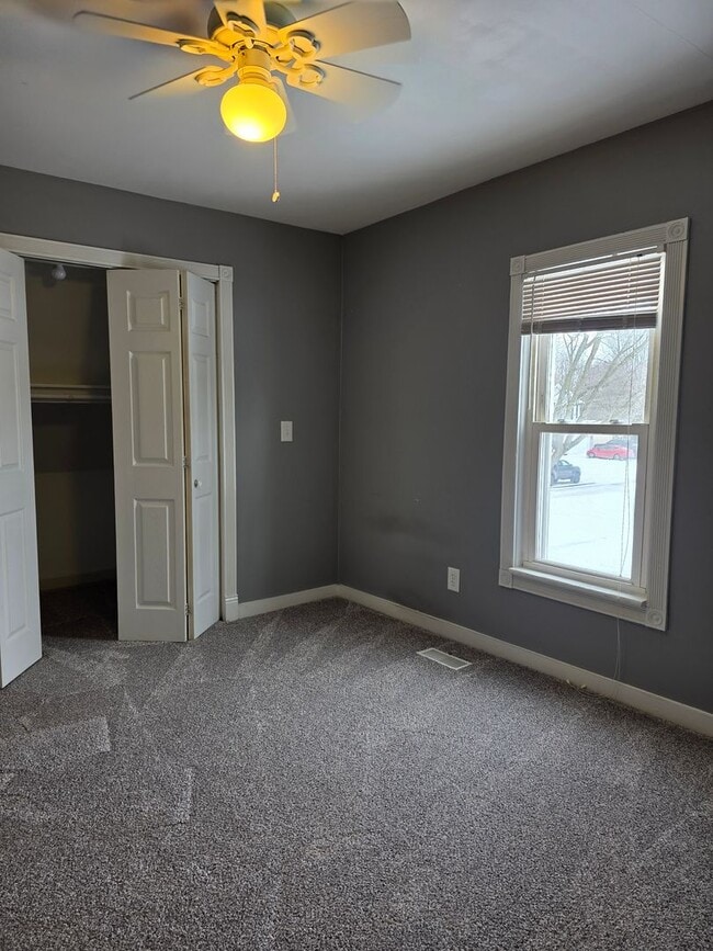 Building Photo - Small Town Home with Lots of Room