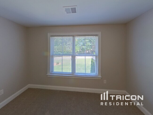 Building Photo - 105 Jaclaire Ln