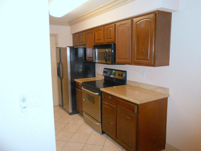 Building Photo - Spacious 1 Bedroom Downstairs Condo in SW ...