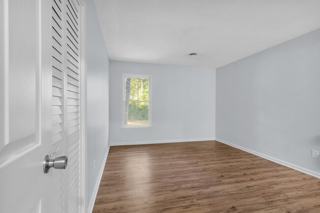 Building Photo - 1611 RaceTrack Rd