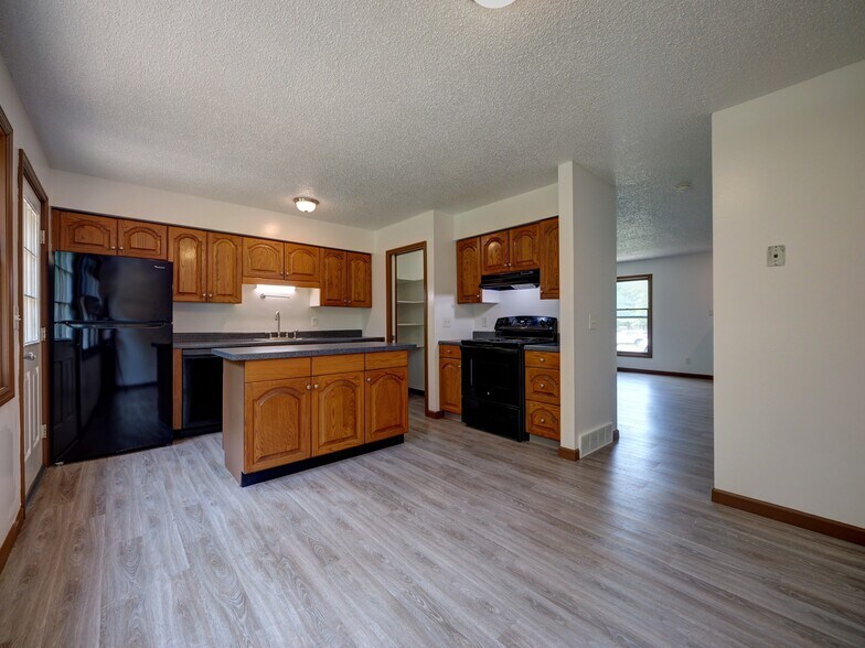 Building Photo - English Village Apartments