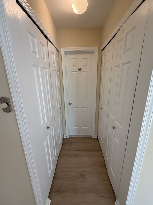 Building Photo - 2 Level, 2 Bedroom Hidden Gem in Dupont!