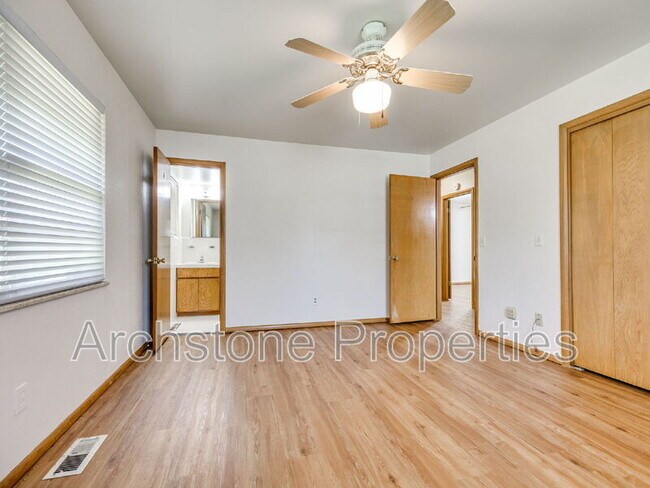 Building Photo - 3121 Lakeside Dr