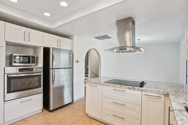 Building Photo - 11000 Meadow Glen Way E