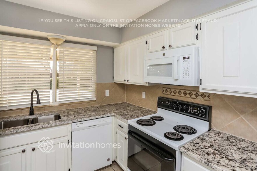 Building Photo - 4913 Cliffwood Dr