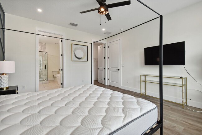 Building Photo - Luxurious 3 Bedroom Condo with Spacious Layout and Prime Location in Tampa, FL!