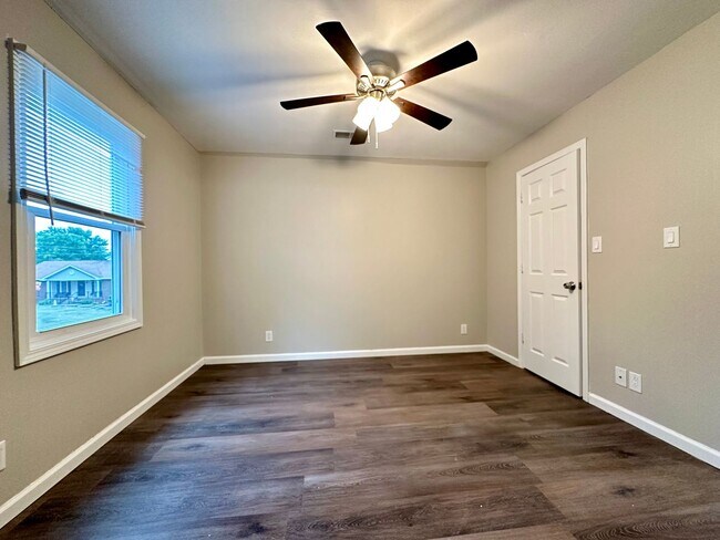 Building Photo - Stunning Single-Family Home with Plenty of...
