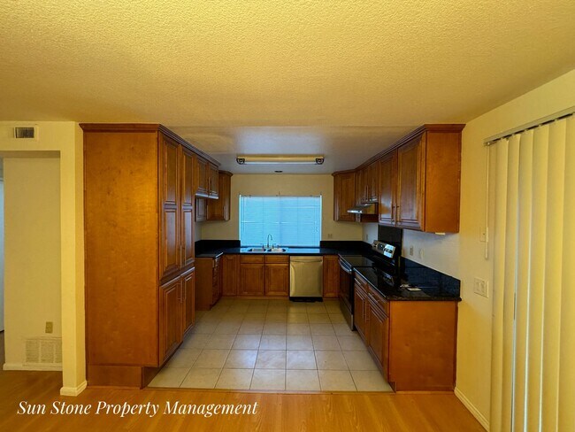 Building Photo - House in Ontario