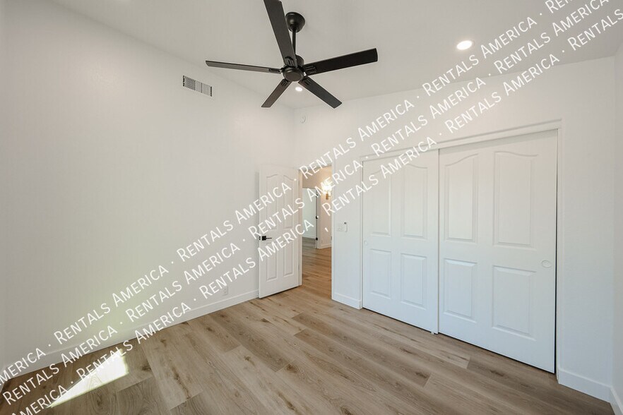 Building Photo - 4812 E Aire Libre Ave