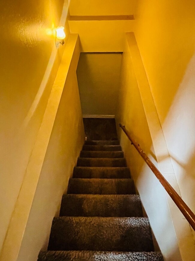 Building Photo - 4 bedroom 2 bathroom house (2 bedrooms non...