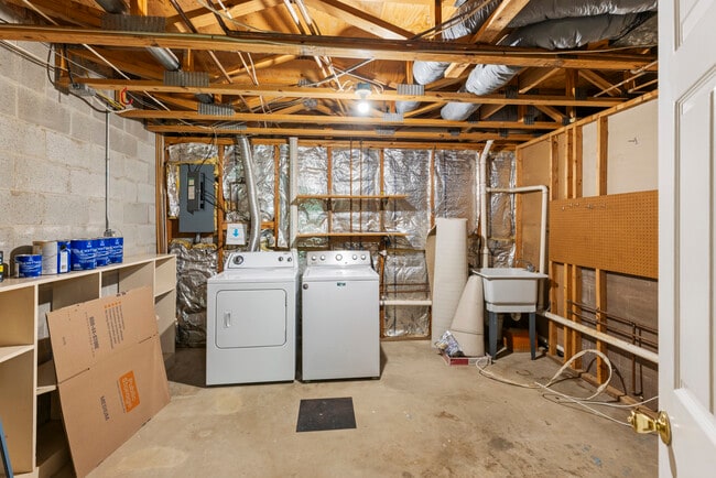 Building Photo - 2056 Griffis Ave