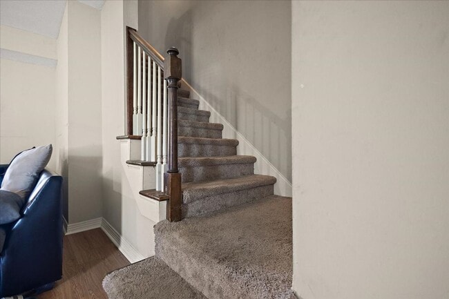 Building Photo - Just renovated 2 bed 1.5 bath townhome