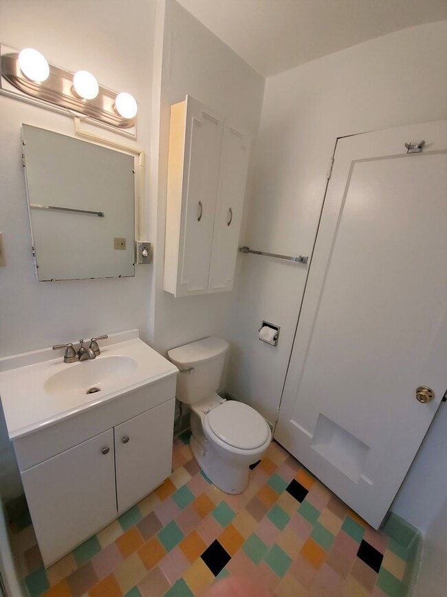 Building Photo - Classic One Bedroom, One Bathroom Apartmen...