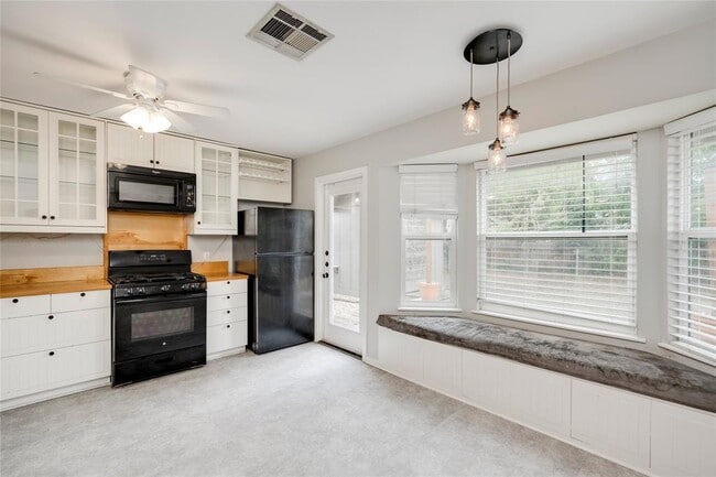 Building Photo - 8700 Soho Dr