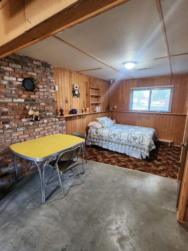 Building Photo - Furnished 3BR, 1.5BTH Centrally Located in...