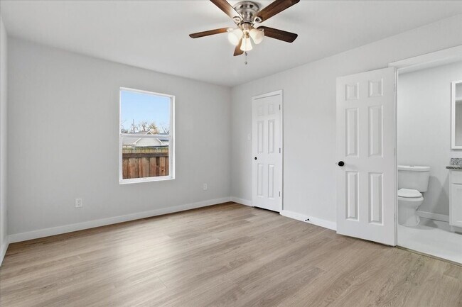 Building Photo - 404 S Murray St