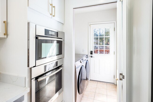 Building Photo - Wonderful Rockridge Home for Lease