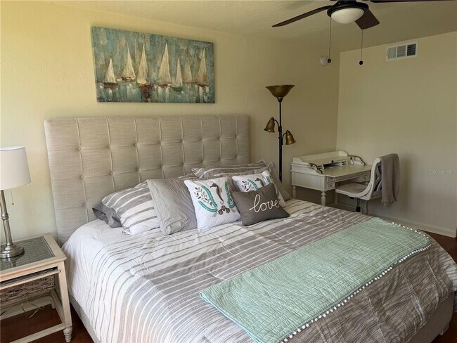 Building Photo - 618 Bird Bay Dr S