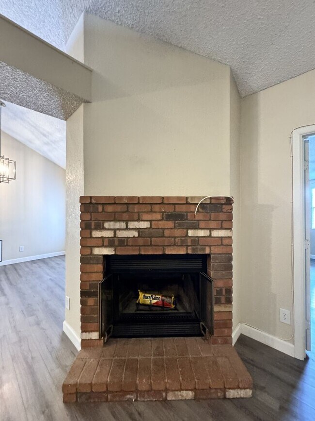 Building Photo - Great 3 bedroom 2 bath culdesac lot with f...