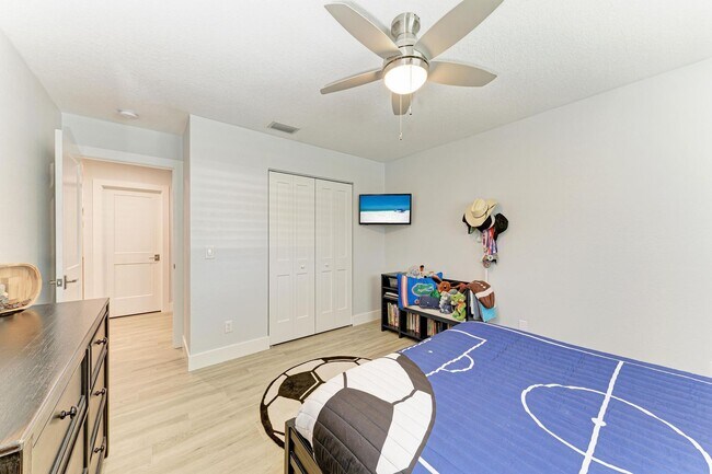 Building Photo - Furnished/Unfurnished ** Annual Rental ** Available 5/1/26 ** 4 Bed/2 Bath Single Family Home ** ...