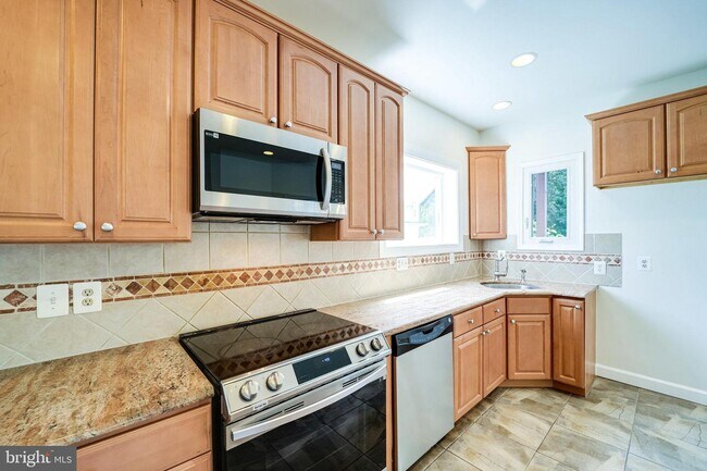 Building Photo - 6207 Woodland Lake Dr