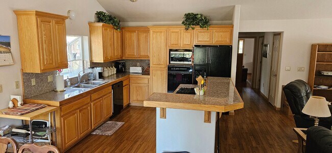 Building Photo - Large furnished mountain home walking distance to the river --- Available October 1