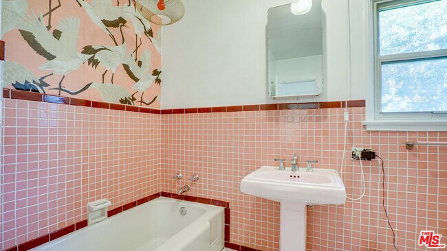Building Photo - 6632 W 87th St
