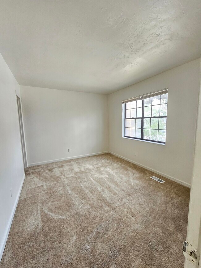 Building Photo - 1824 Larette Dr
