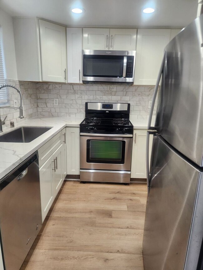 Building Photo - Clean and bright throughout, 2-bedroom, 1.5 Bathroom, two story unit in a great Windsor location!