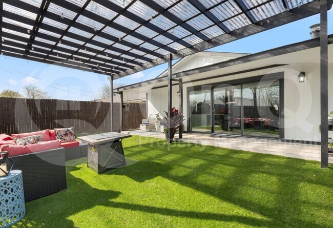 Building Photo - 1520 Armstrong Dr