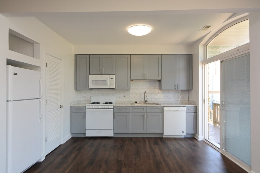 Building Photo - 5208 N Sawyer Ave