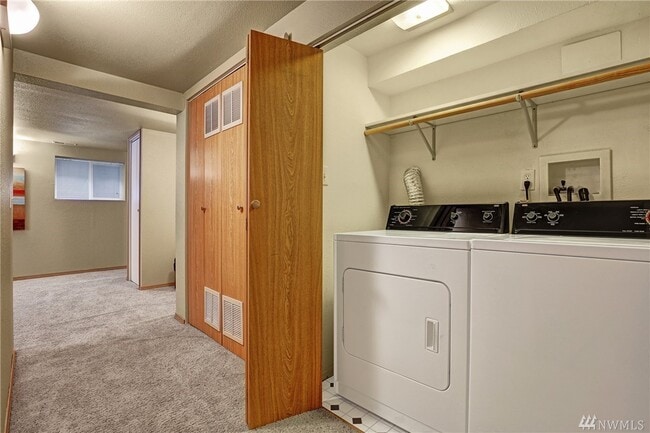 Building Photo - 3 Bed House Available Now! 1 block from Green Lake!