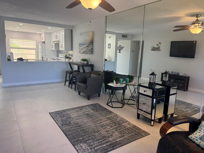 Building Photo - 4801 Martinique Pl