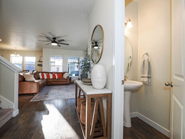 Building Photo - Beautiful House in Excellent Daybreak Loca...