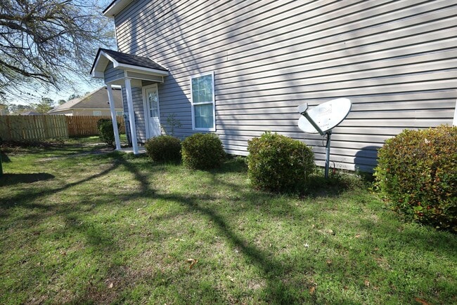 Building Photo - 1801 Chestnut Dr