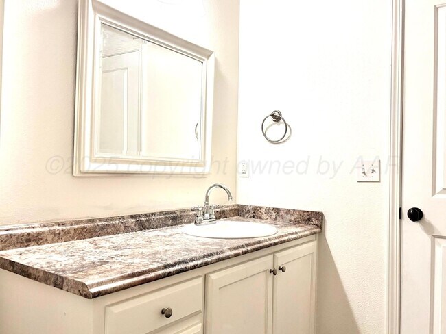 Building Photo - 4521 Pine St