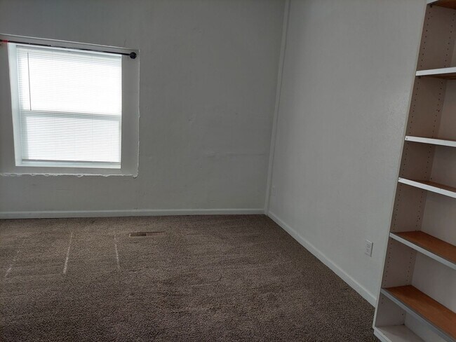 Building Photo - r221-7