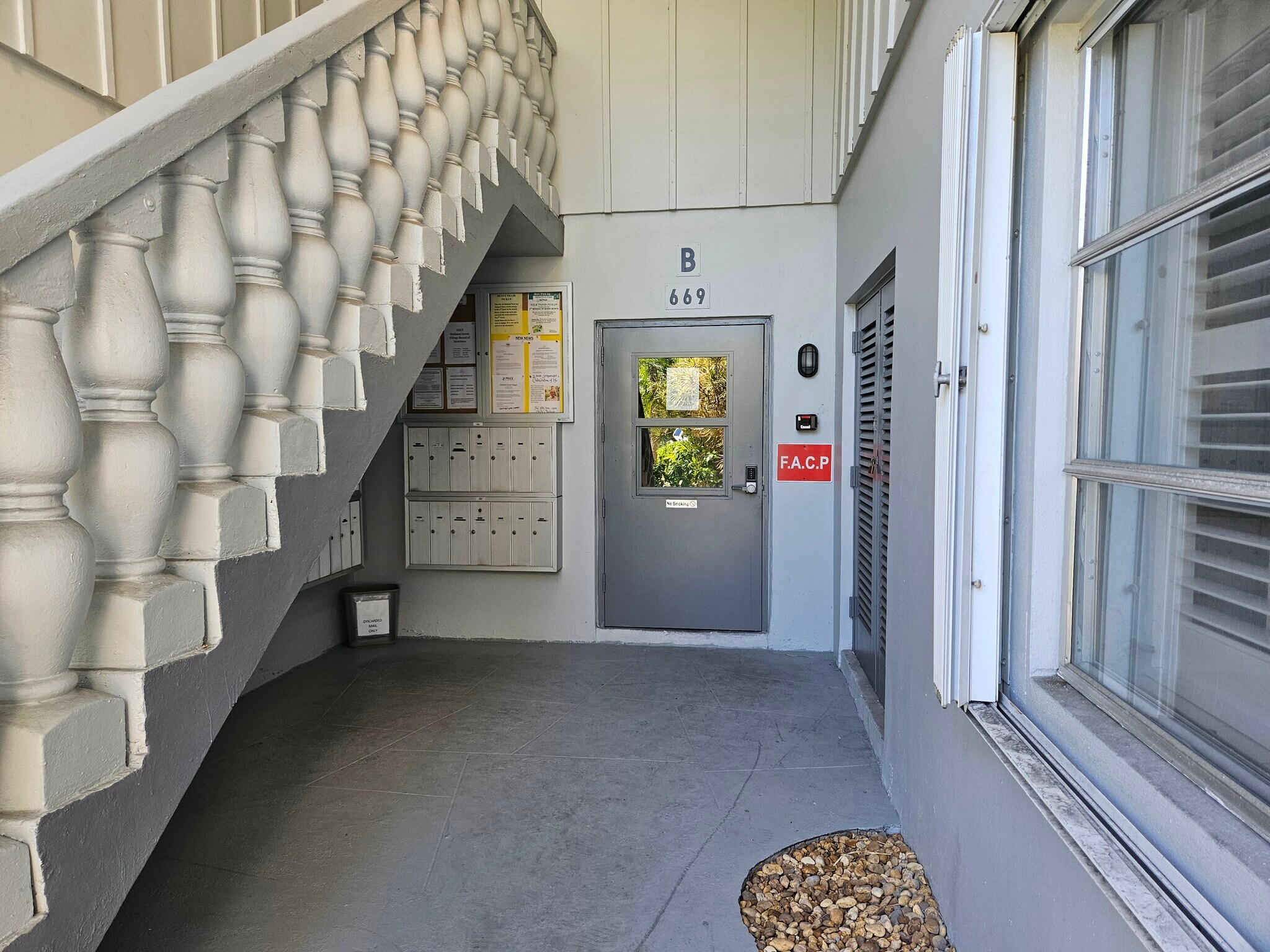 mailbox area - 669 W Oakland Park Blvd