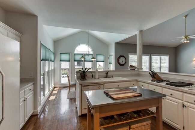 Building Photo - Spacious 4 Bed, 3 Bath Home in Convenientl...