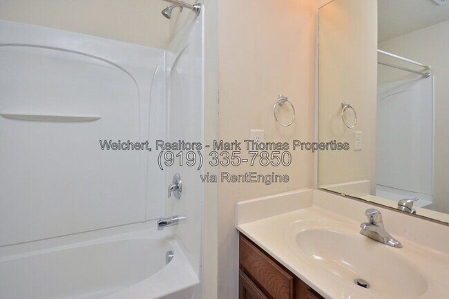 Building Photo - 100 Stratford Lakes Dr