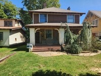 Building Photo - Historical 3 Bedroom 1 Bathroom!