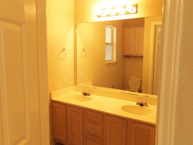 Building Photo - 2414 Tracey Ann Ln
