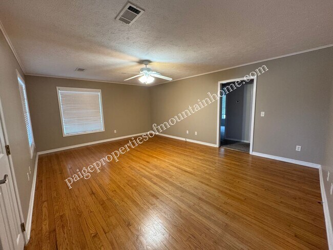 Building Photo - Charming 2-bedroom, 1-bath