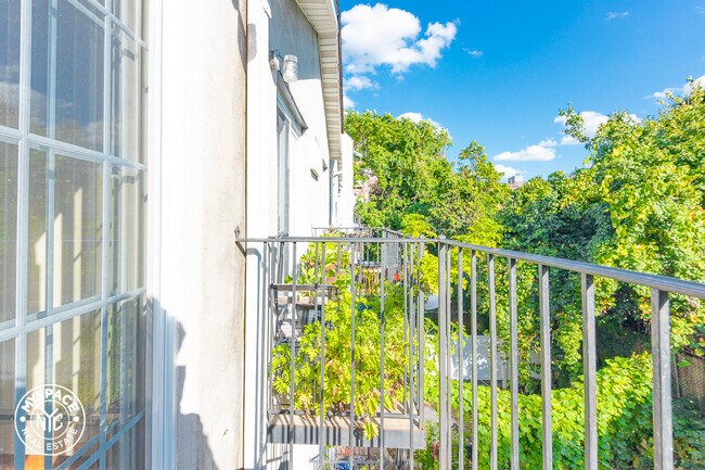 Building Photo - 966 Myrtle Ave