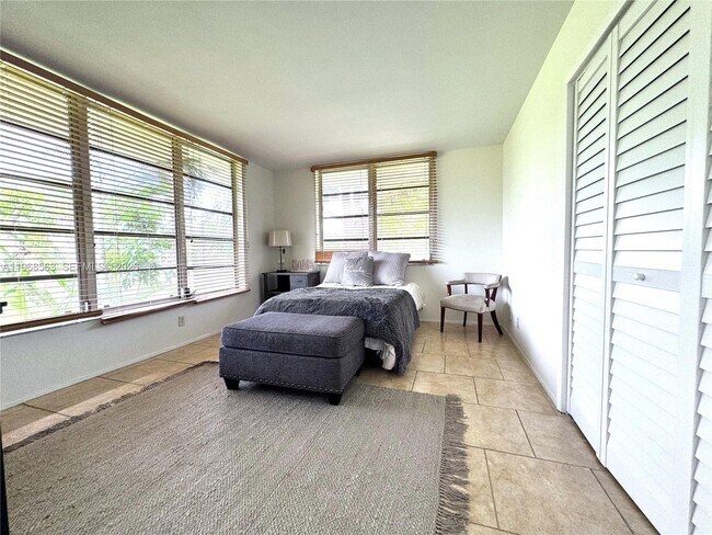 Building Photo - 901 W Cypress Ln