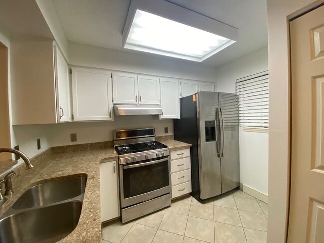 Building Photo - 1730 Beechwood Cir N