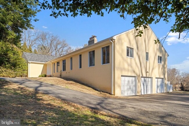 Building Photo - 901 Walker Rd