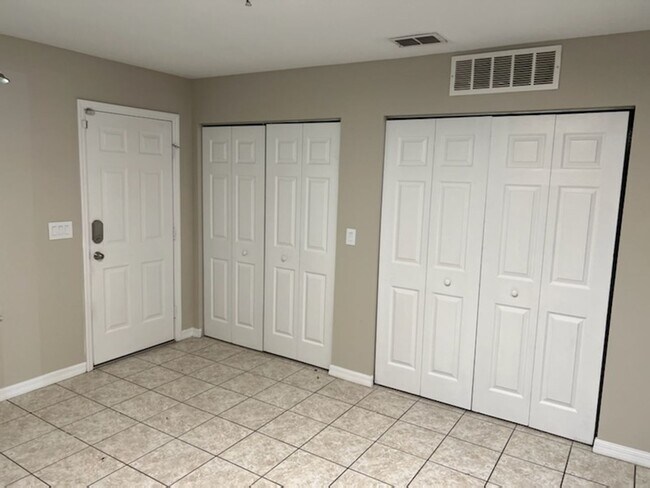 Building Photo - Three Bedroom Two 1/2 Bath condo in SW Hai...