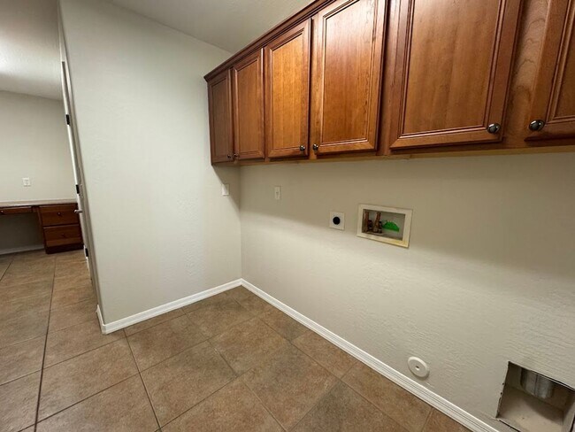 Building Photo - **Move-In Special** BEAUTIFUL 4 BEDROOM 3 ...